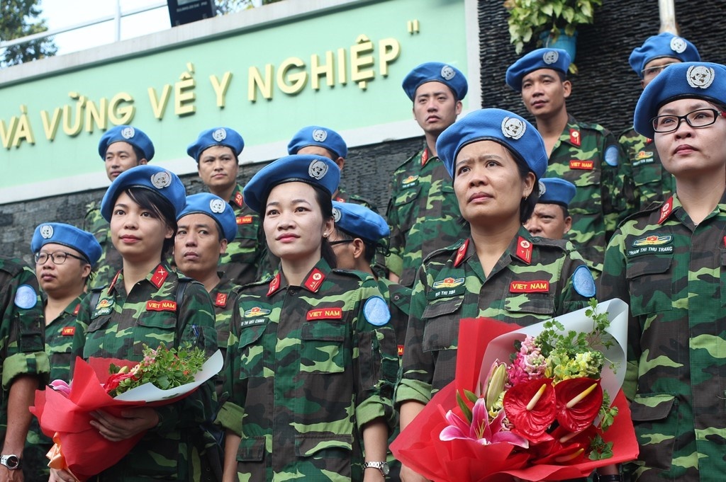 Khi nu y bac si tro thanh linh mu noi xanh hinh anh