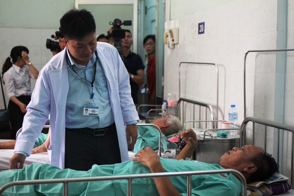 Dau lung dai dang: Coi chung khoi u o cot song hinh anh