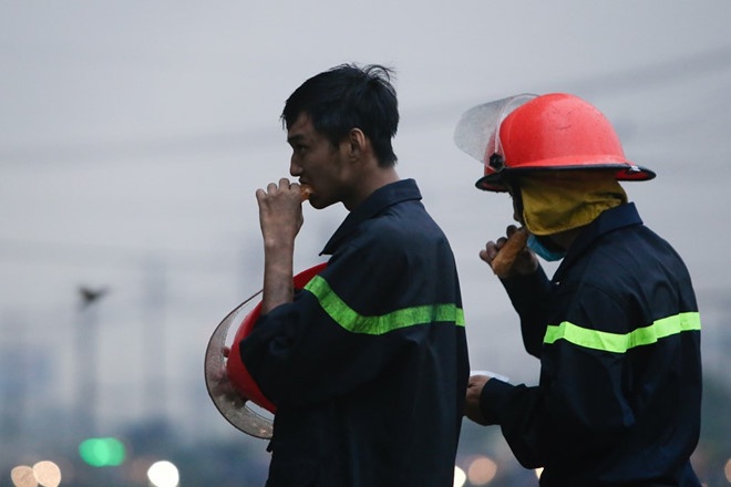 Hai chien si bi thuong trong vu chay o Sai Gon xuat vien hinh anh