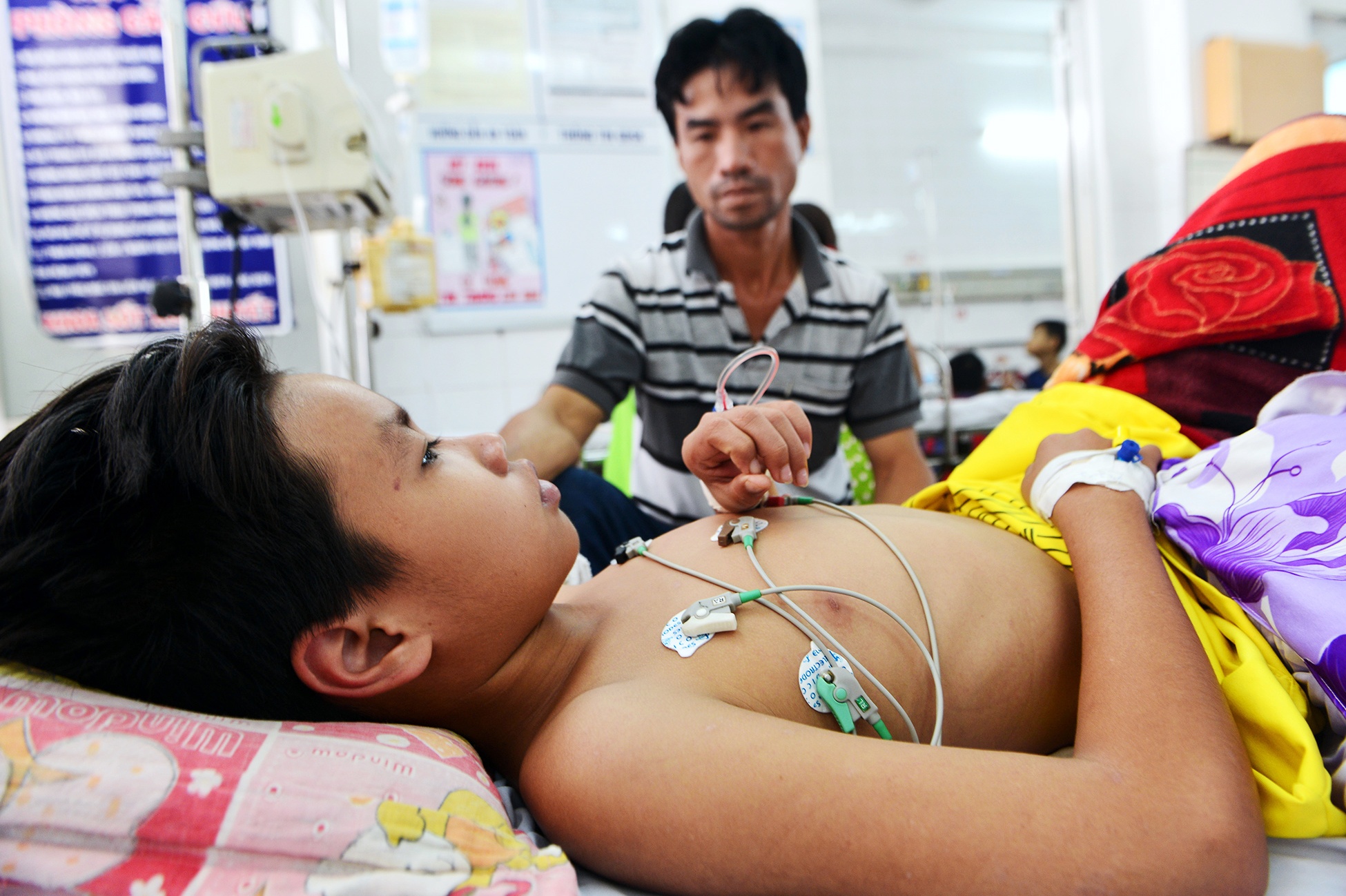 Cuu song benh nhi bi sot xuat huyet o giai doan suy da tang hinh anh