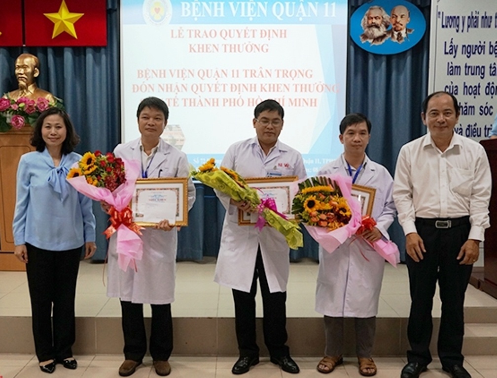 Khen thuong bac si phau thuat cuu benh nhan tuyen tren tra ve hinh anh