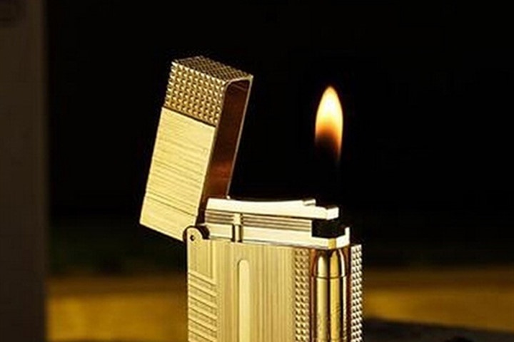 Bong ‘cua quy' vi bat lua trong tui quan phat hoa hinh anh