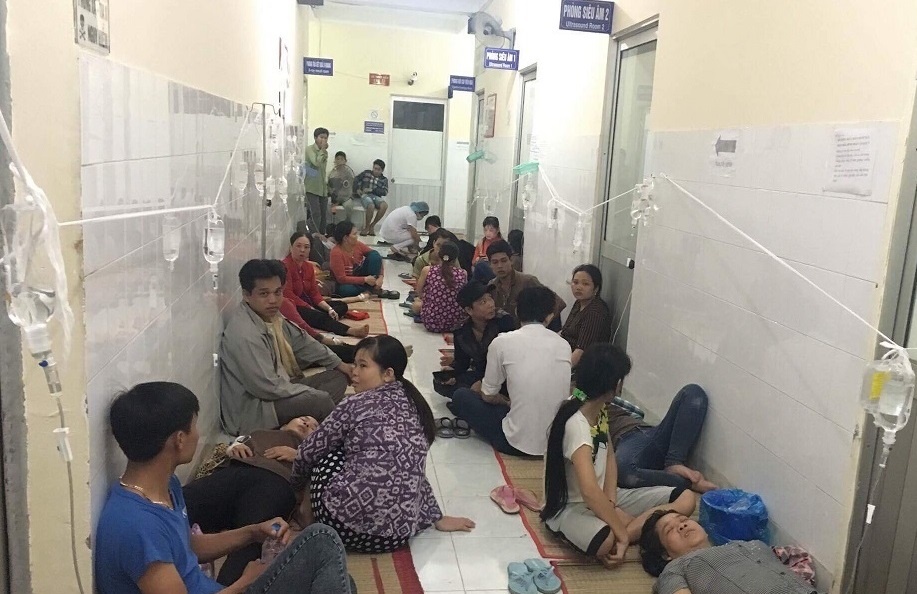 184 cong nhan non oi, ngat xiu sau bua com chieu hinh anh