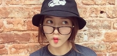  Tạo dáng xì teen của Khả Ngân khiến nhiều fan thích thú. Ảnh: Facebook. 