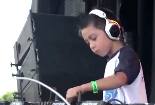 Cuoc song thu vi cua than dong DJ 9 tuoi hinh anh