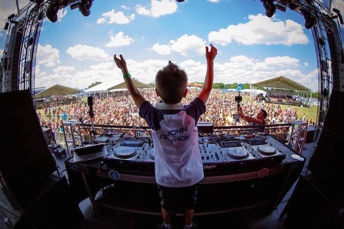 Niềm đam mê âm nhạc điện tử của thần đồng 9 tuổi khiến bạn bè cungf trang lứa ngưỡng mộ.