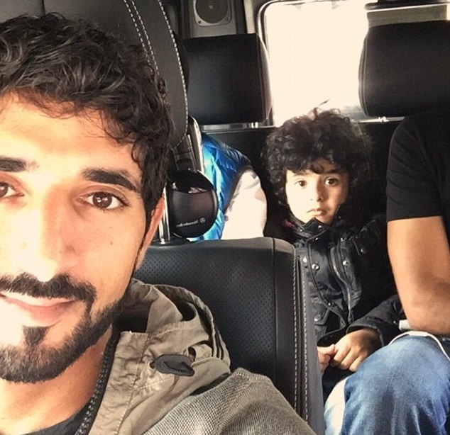 Bức ảnh này cho thấy Mohammed và Thái tử Hamdan đi du lịch trong một £ 145.000 Mercedes SUV G5