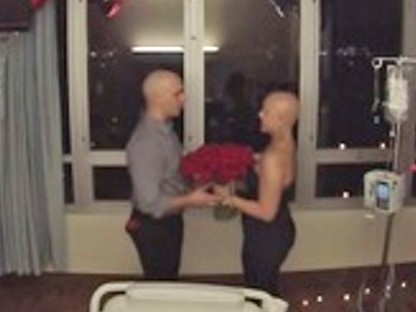 Clip cau hon ban gai ung thu gay xuc dong hinh anh