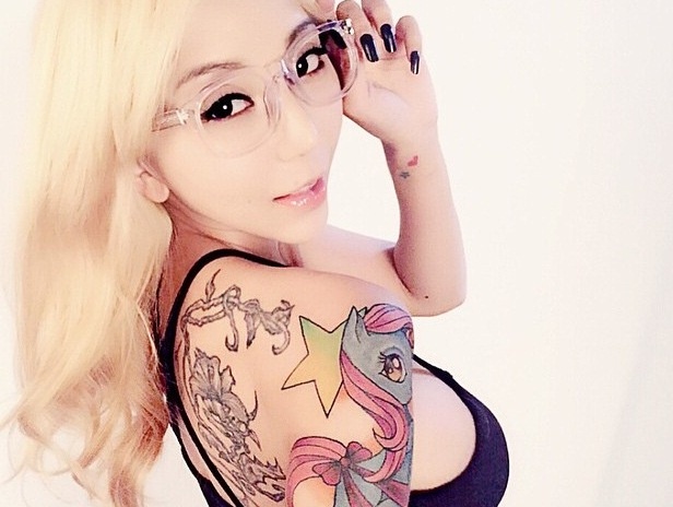 Loat hinh xam tao bao cua nu DJ hot nhat Malaysia hinh anh