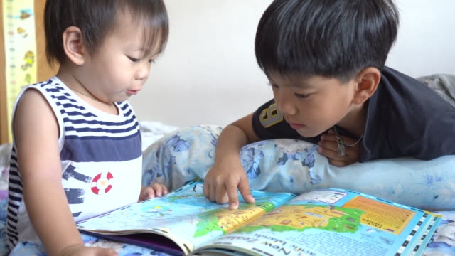 Meo khuyen khich tre doc sach thoi dich Covid-19 hinh anh