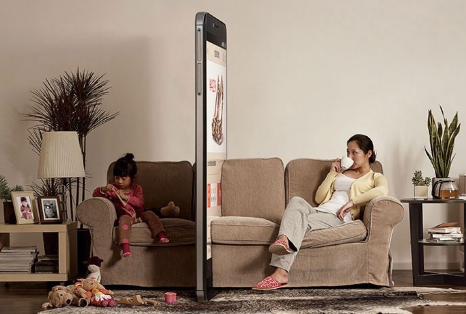 Cha me luot dien thoai lai trach con luoi doc sach hinh anh