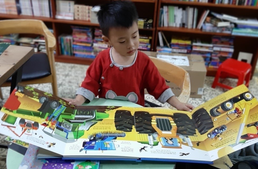 Gan 2 tuoi con da thich sach nhu mot mon do choi hinh anh