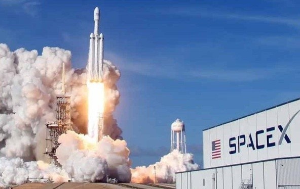 SpaceX cua Elon Musk ra doi the nao? hinh anh