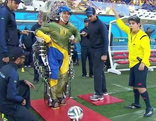 Chuyen nguoi liet da bong khai mac World Cup 2014 hinh anh