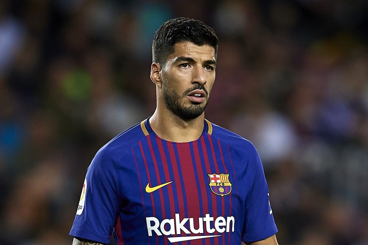 Messi khong co loi, loi tai Suarez hinh anh