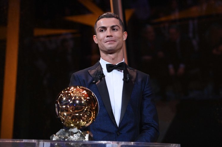 Cristiano Ronaldo: Vĩ đại từ cái bóng của Messi ảnh 1 Cristiano Ronaldo: Vi dai tu cai bong cua Messi anh 1