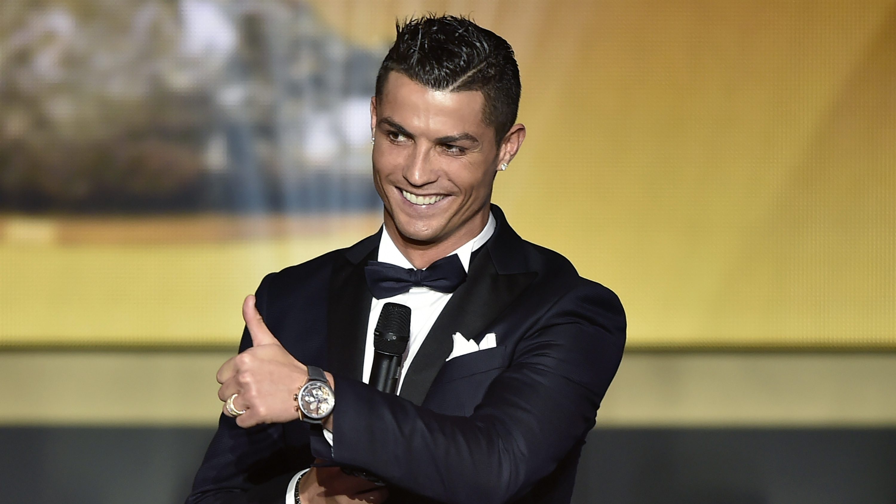 Cristiano Ronaldo: Vĩ đại từ cái bóng của Messi ảnh 2 Cristiano Ronaldo: Vi dai tu cai bong cua Messi anh 2