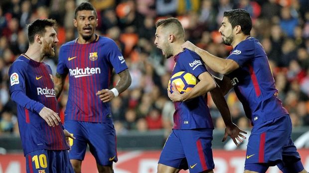 Barca khong xep hang chao don Real trong tran El Clasico hinh anh