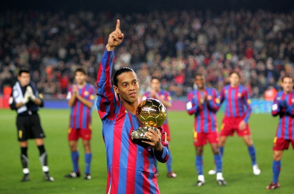 Ronaldinho chính thức chia tay sự nghiệp quần đùi áo số ảnh 2 Ronaldinho chinh thuc chia tay su nghiep quan dui ao so anh 2
