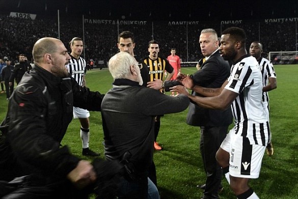 Chu tich rut sung doi ban nguoi,  bong da Hy Lap bi dinh chi vo thoi han anh 2