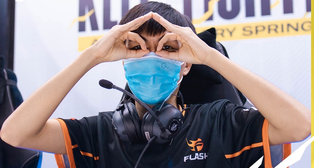 Team Flash ha guc V Gaming trong ngay Gray the cho ADC hinh anh