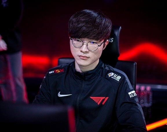 Goc khuat cua Faker, Huanfeng hinh anh