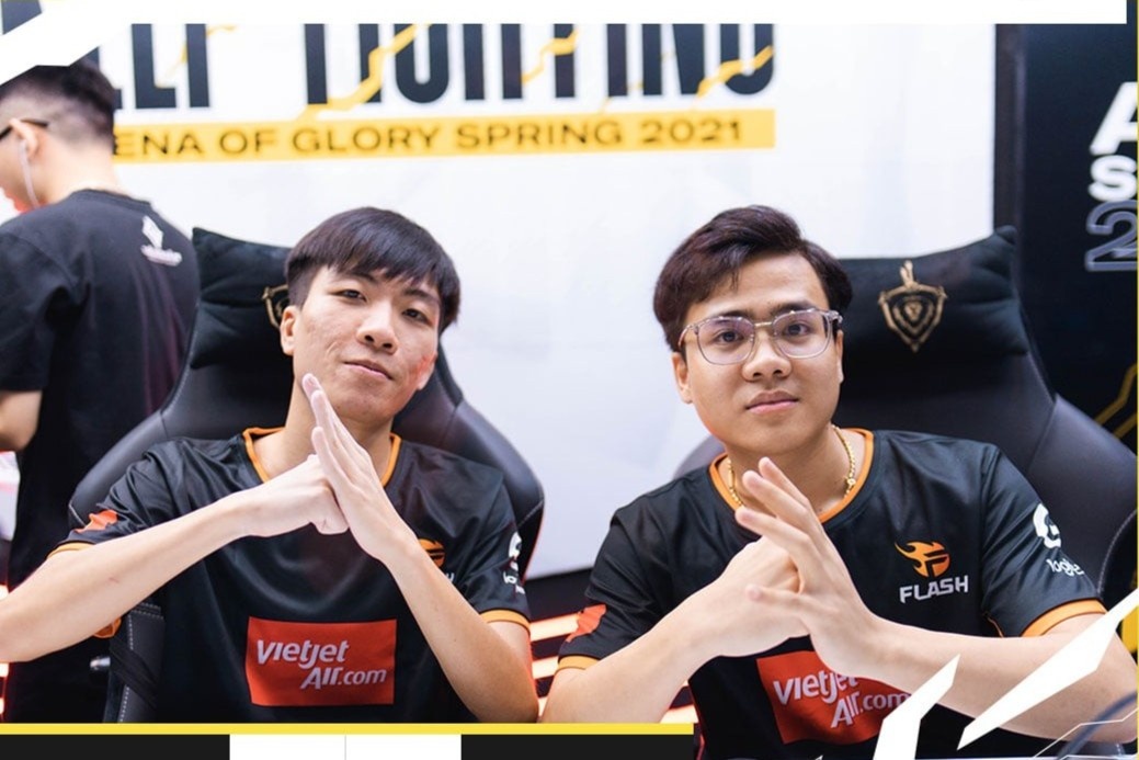 Team Flash dai thang ngay doi dau HLV cu hinh anh