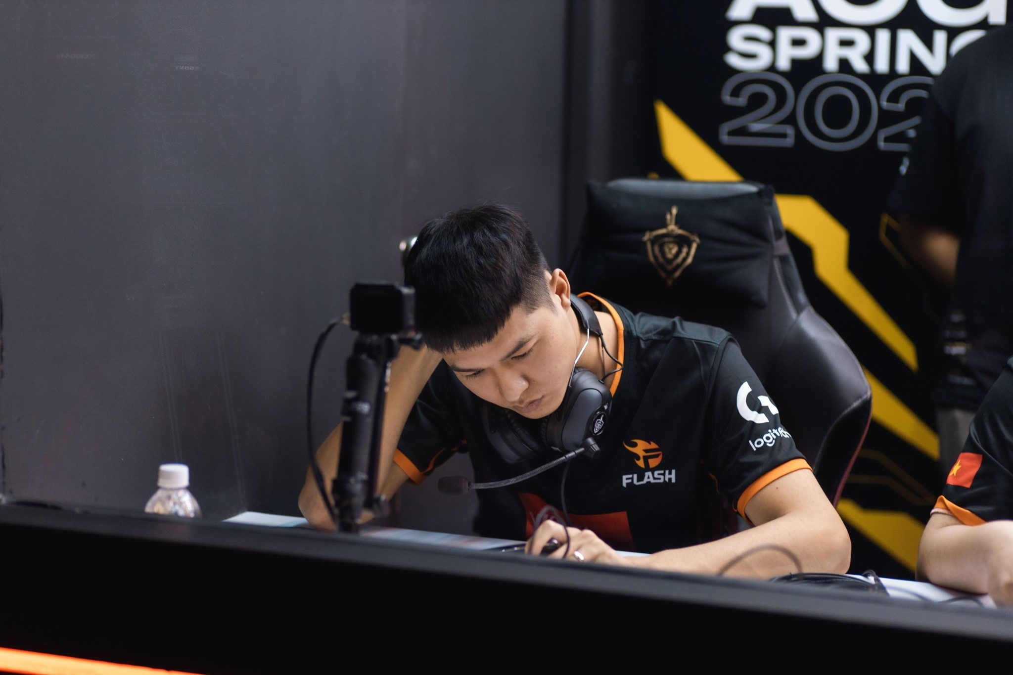 Noi lo cua Team Flash hinh anh