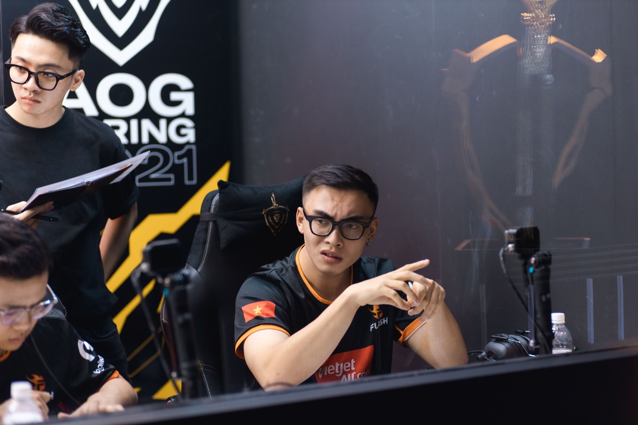 Team Flash tra gia vi dung tuong di hinh anh