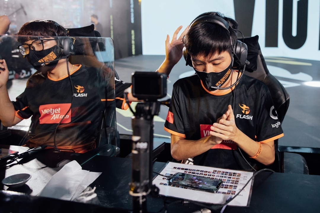 Team Flash chua bao gio het thoi hinh anh