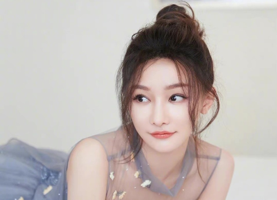 Nu BLV tai nang va giau co cua LPL hinh anh