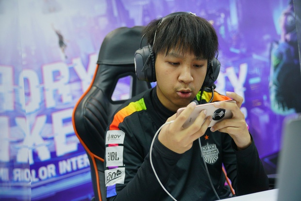 NuNu: 'Nghi hoc vi muon theo duoi nghe game thu' hinh anh