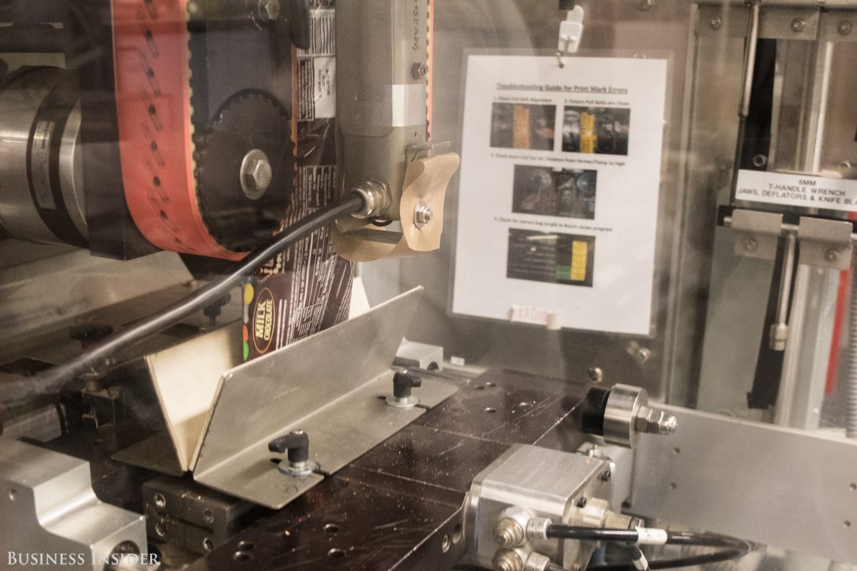 Quy trình sản xuất kẹo chocolate M&M's ảnh 19 Quy trinh san xuat keo chocolate M&M's anh 19