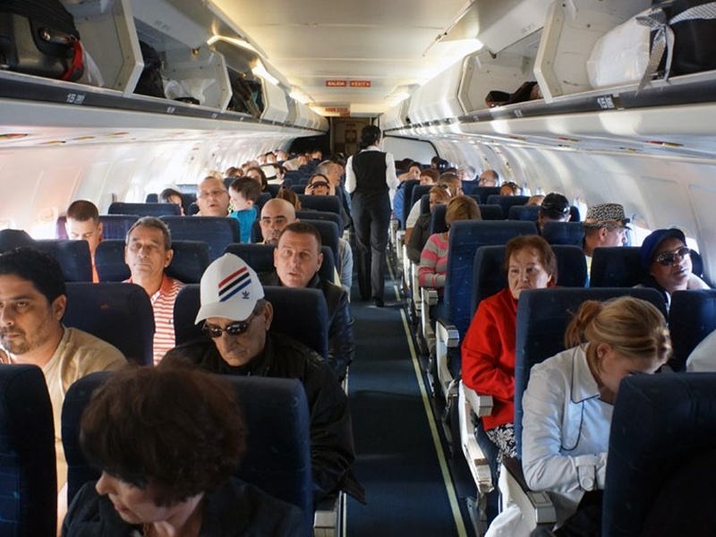 dieu tuyet doi khong nen noi voi tiep vien hang khong anh 4