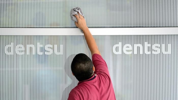 Hang quang cao Nhat bi dieu tra vi nhan vien tu tu hinh anh