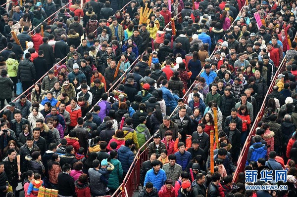 Nguoi chau A mua sam, an gi dau nam moi de cau tai loc? hinh anh