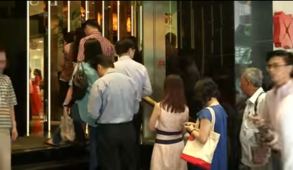 Nguoi dan Singapore xep hang dai cho gui tien vao ngan hang dip nam moi hinh anh