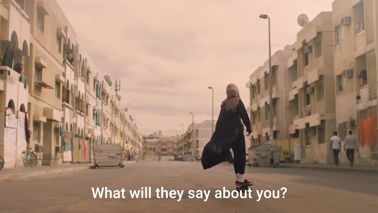 Quang cao phu nu A-rap tap the thao gay tranh cai cua Nike hinh anh