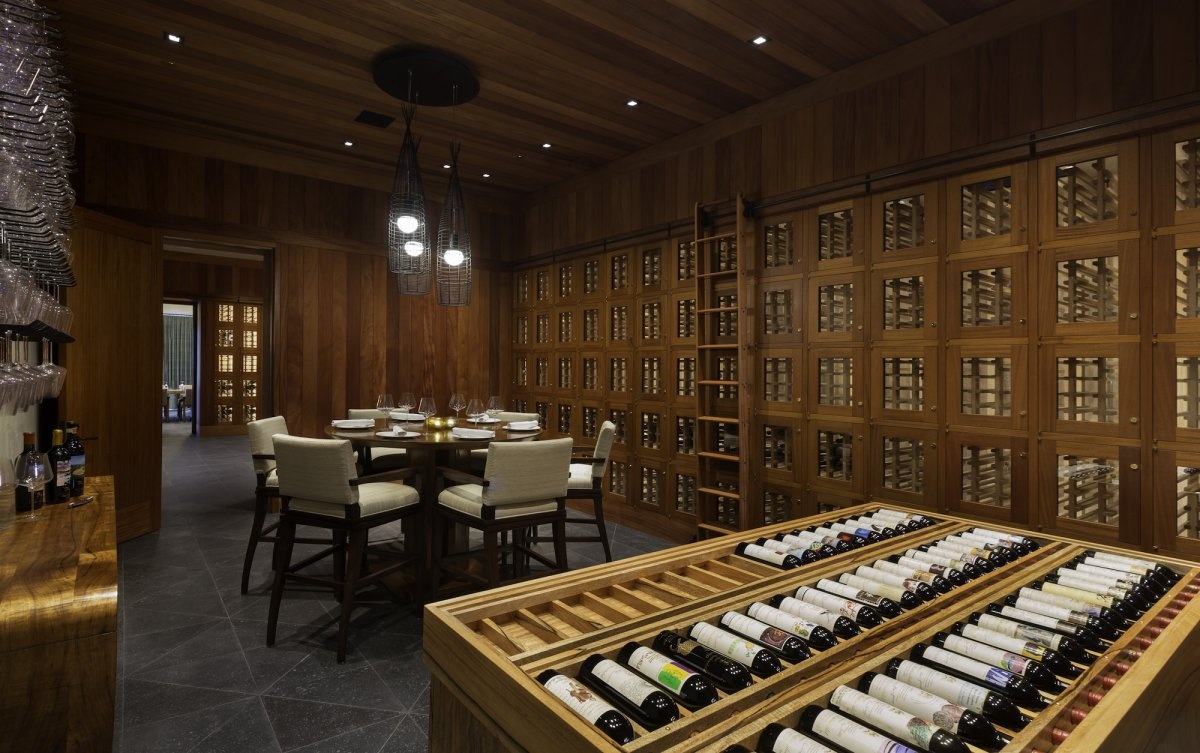 Ben trong cau lac bo doc quyen cho gioi giau anh 12