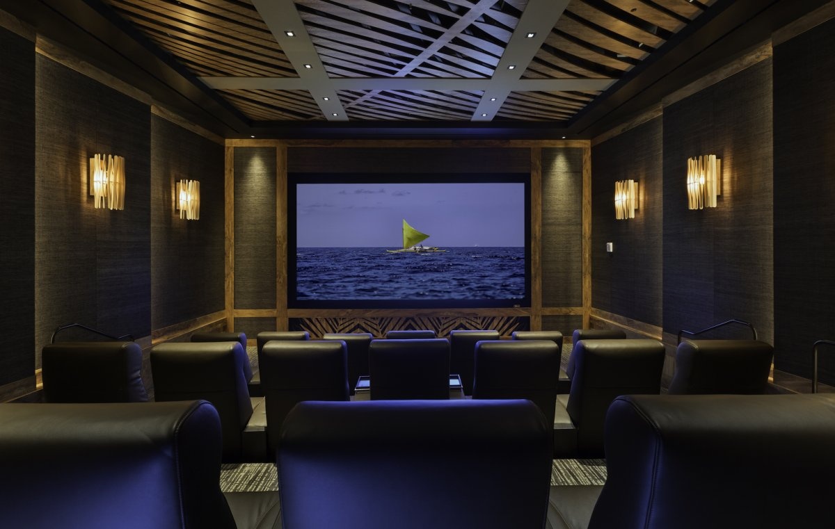 Ben trong cau lac bo doc quyen cho gioi giau anh 15