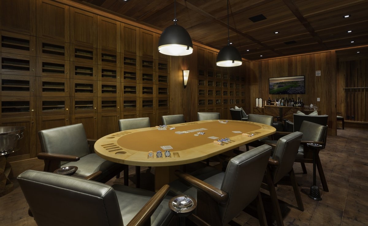 Ben trong cau lac bo doc quyen cho gioi giau anh 17