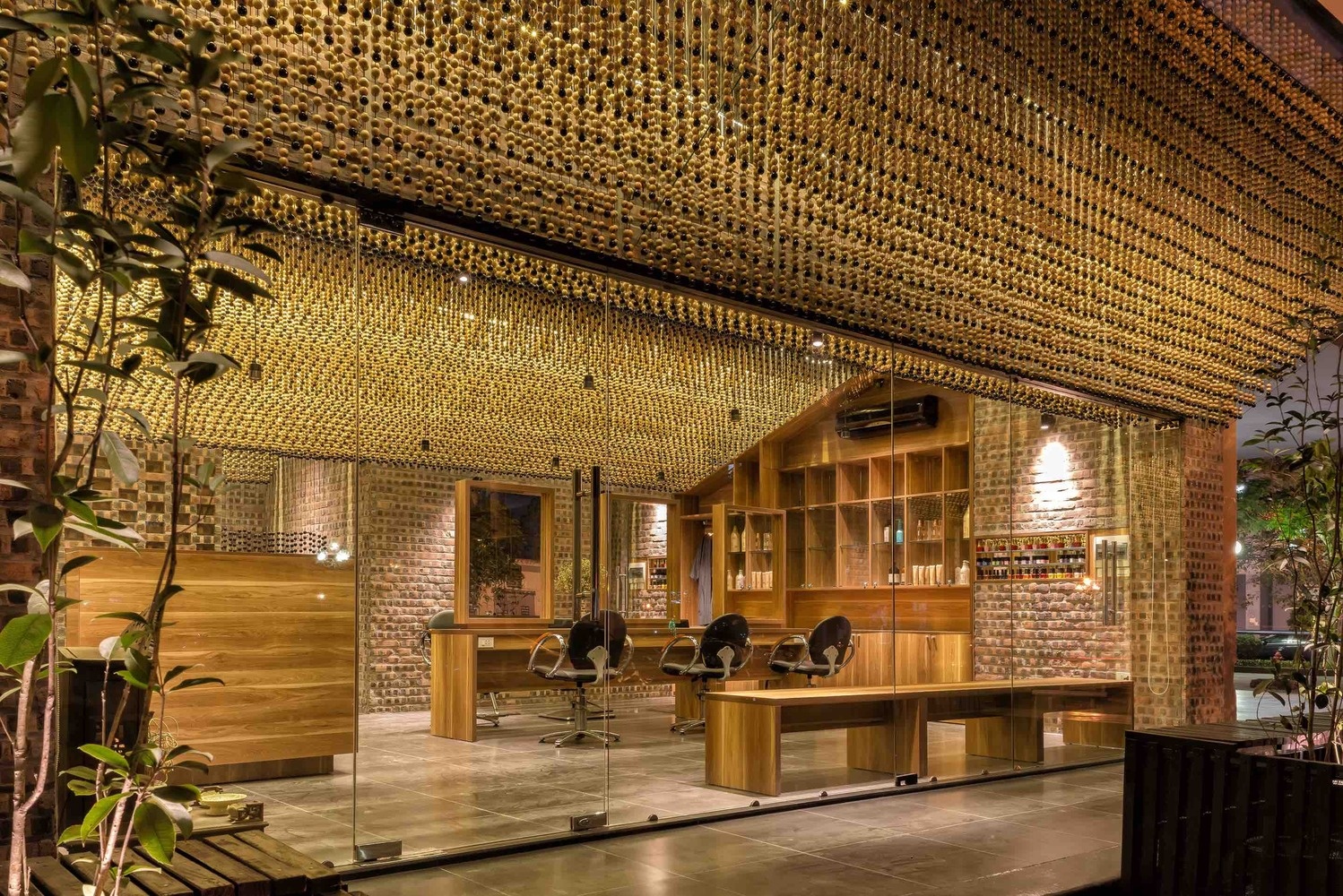 Tiem toc doc dao voi 200.000 hat go trang tri thu cong o Ha Dong hinh anh