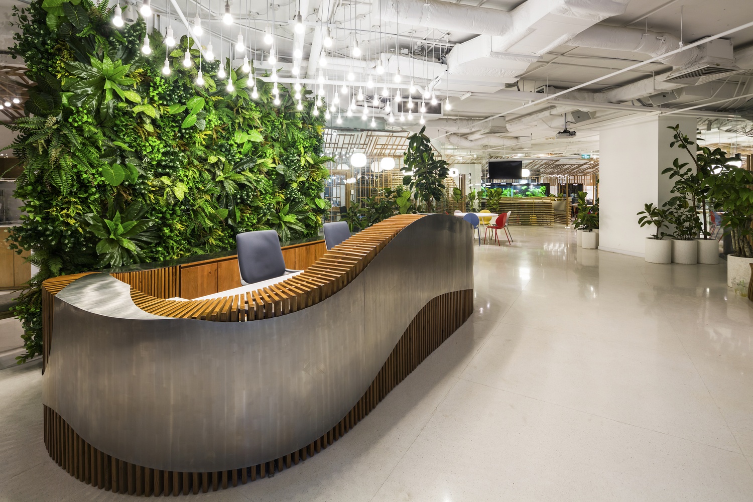 Van phong hien dai lay y tuong tu tre go nong thong tai Sai Gon anh 1