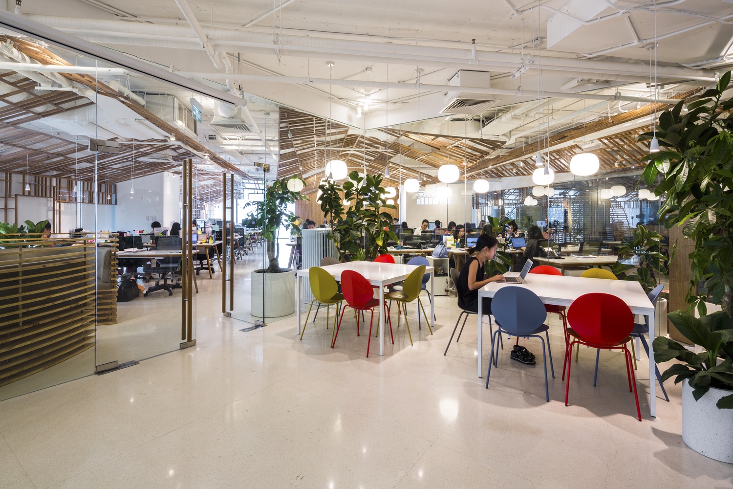 Van phong hien dai lay y tuong tu tre go nong thong tai Sai Gon anh 11