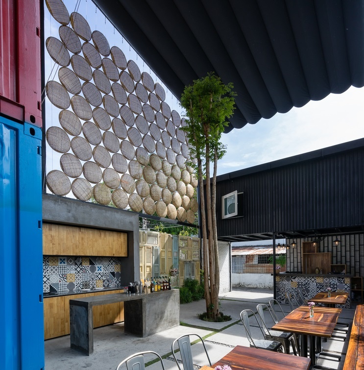 Khach san lam tu container doc dao o Nha Trang anh 1