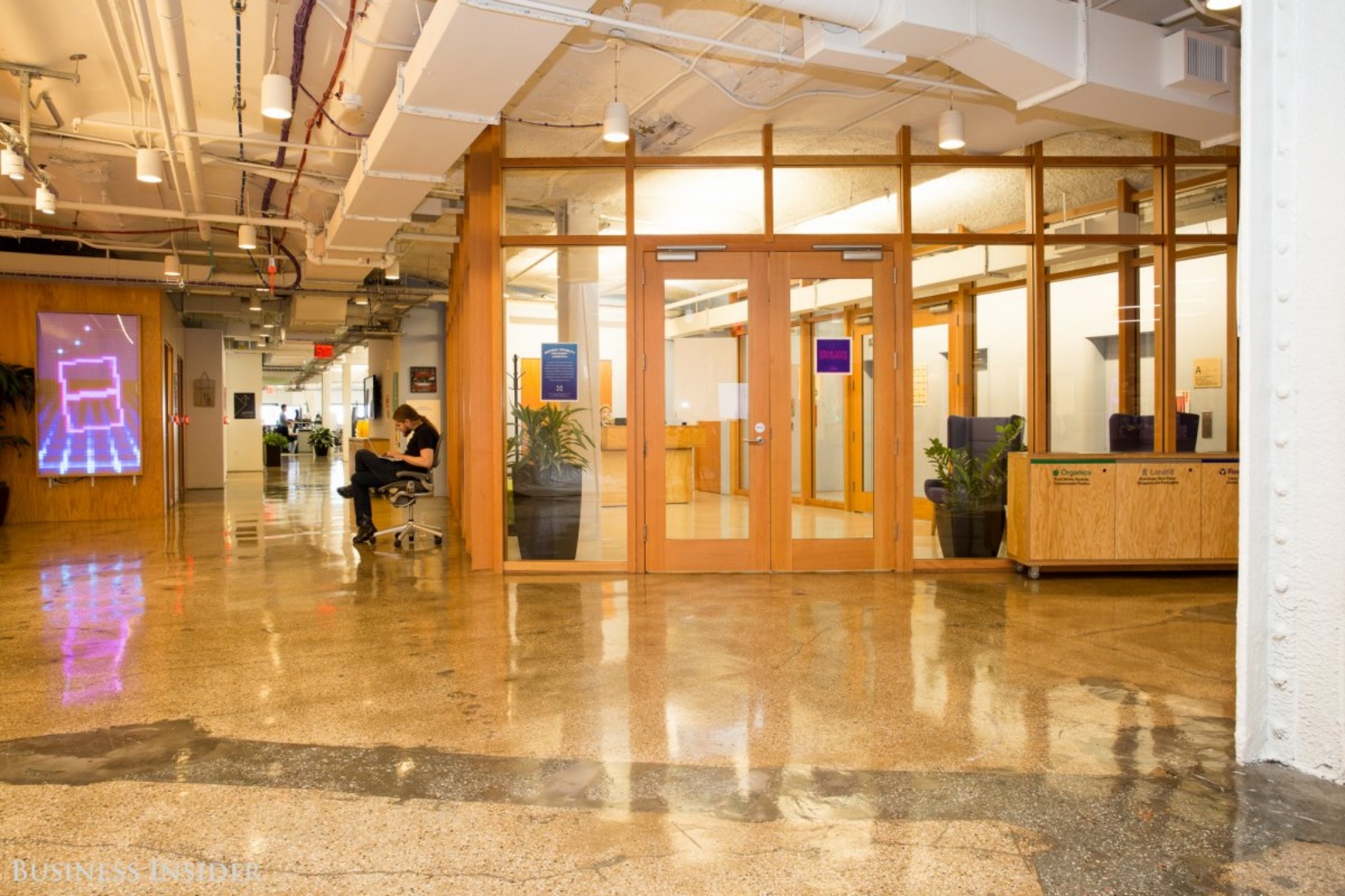 Co gi ben trong noi lam viec tot nhat tai My? anh 21