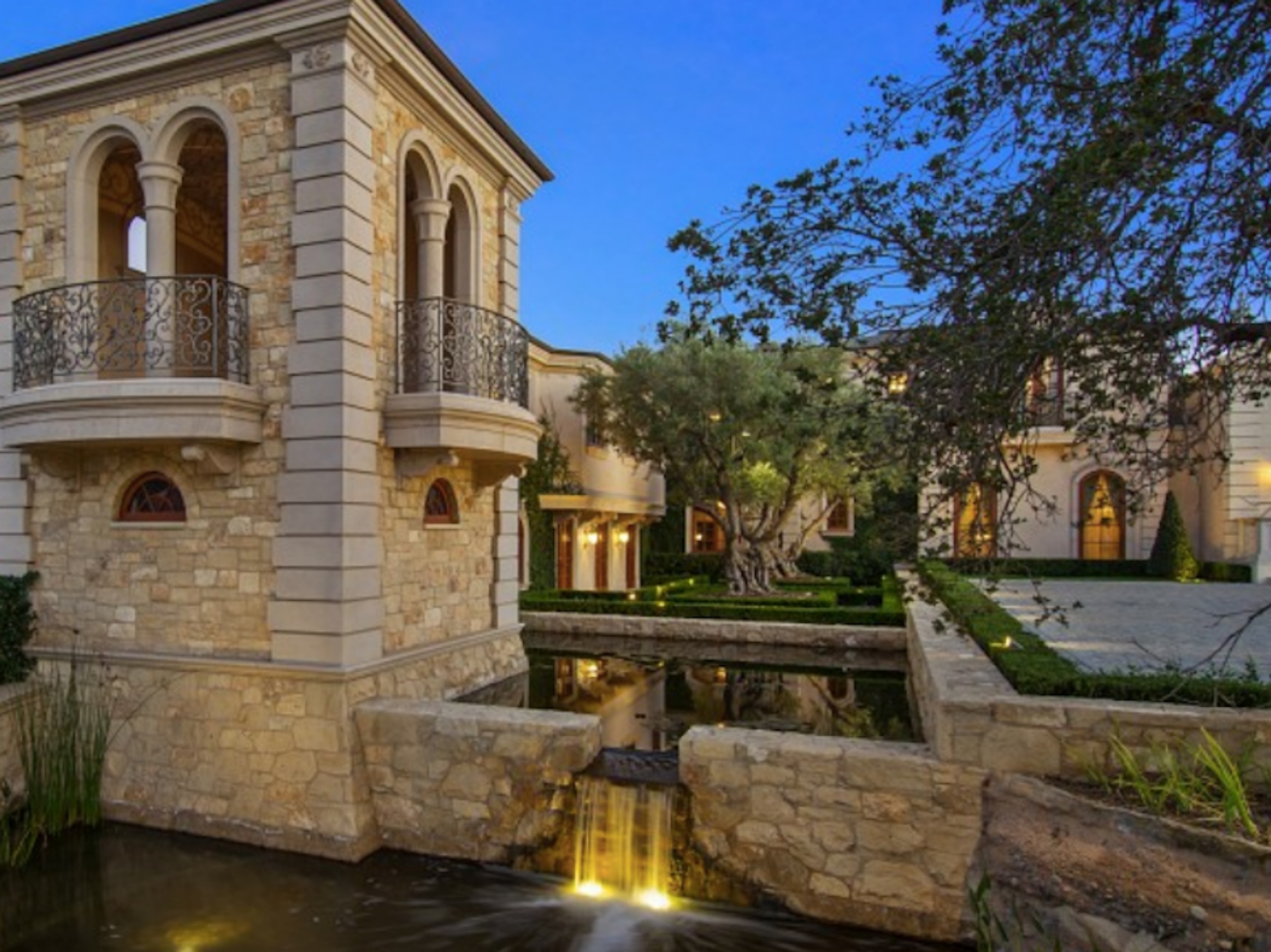 Dinh thự 85 triệu đô của đại gia sản xuất phim ảnh 3 Dinh thu 85 trieu do cua dai gia san xuat phim anh 3