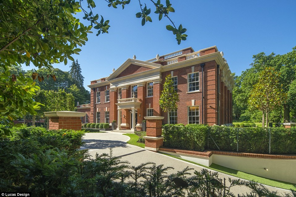 Dinh thu xa xi co be boi va garage oto ngay trong nha anh 1