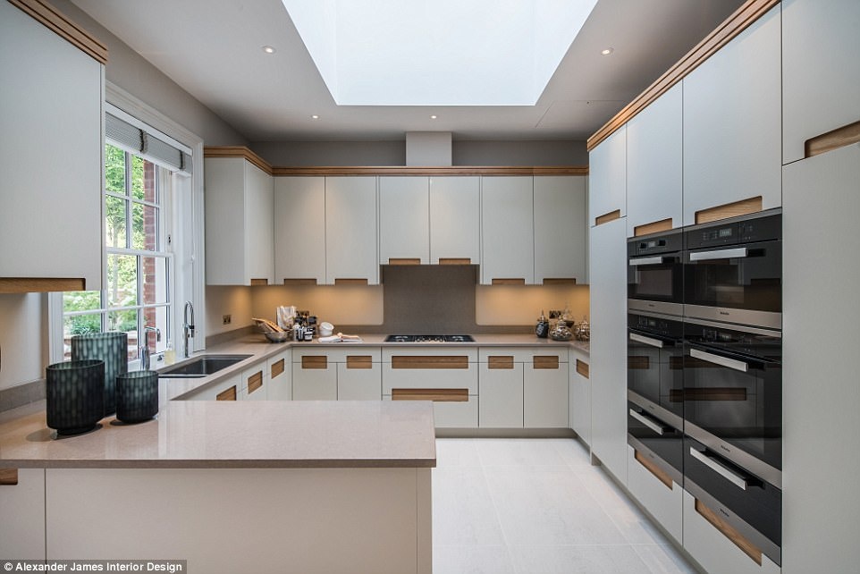 Dinh thu xa xi co be boi va garage oto ngay trong nha anh 9