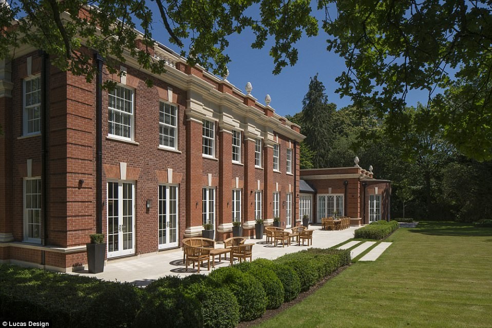 Dinh thu xa xi co be boi va garage oto ngay trong nha anh 18